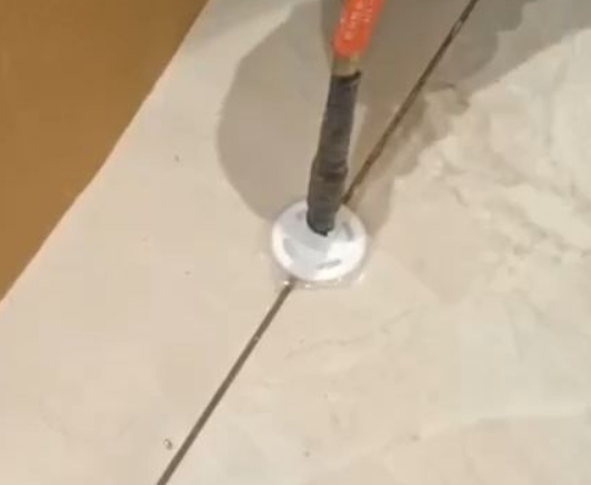 镇雄瓷砖空鼓维修公司专业解答瓷砖在铺贴过程中，如果没有涂抹均匀到位的粘结材料（如水泥砂浆或瓷砖胶），可能会导致以下问题