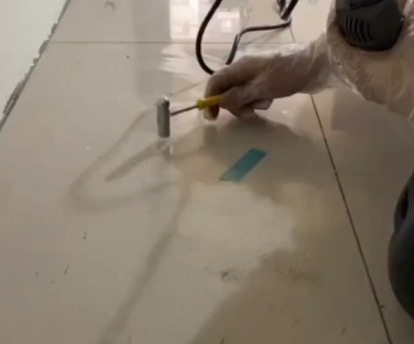 镇雄瓷砖开裂维修公司专业分享瓷砖在铺贴前如果没有沥干水分，将会导致以下问题